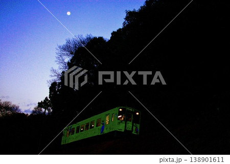 欽明路の月夜のを登る錦川清流線 欽明路の月夜のを登る錦川清流線 138901611