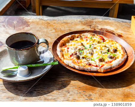 コーヒーと美味しそうなピザ コーヒーと美味しそうなピザ 138901859