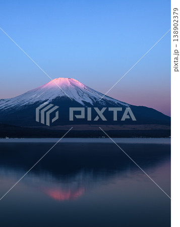 早朝の山中湖で見る逆さ紅富士の絶景 早朝の山中湖で見る逆さ紅富士の絶景 138902379