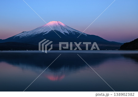 早朝の山中湖で見る逆さ紅富士の絶景 早朝の山中湖で見る逆さ紅富士の絶景 138902382