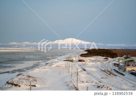 北海道冬・流氷の海岸と建物・雪山の冬景色。北海道の荒々しい海岸線と日本海・太平洋。荒波と断崖絶壁が続 北海道冬・流氷の海岸と建物・雪山の冬景色。北海道の荒々しい海岸線と日本海・太平洋。荒波と断崖絶壁が続 138902539