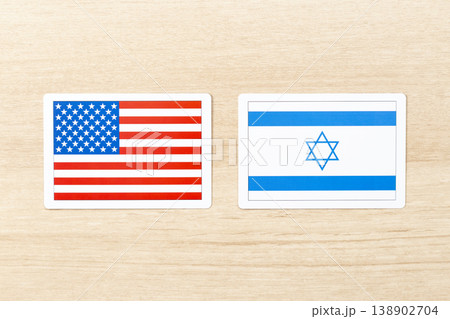 机に置かれたアメリカとイスラエルの国旗 机に置かれたアメリカとイスラエルの国旗 138902704