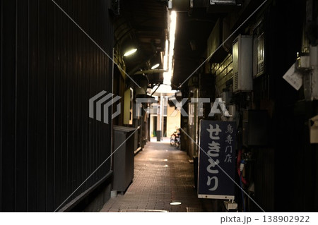 新潟市中央区古町の路地裏の風景(新潟県新潟市中央区) 新潟市中央区古町の路地裏の風景(新潟県新潟市中央区) 138902922