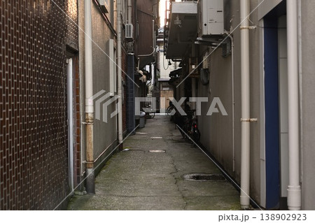 新潟市中央区古町の路地裏の風景(新潟県新潟市中央区) 新潟市中央区古町の路地裏の風景(新潟県新潟市中央区) 138902923