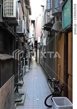 新潟市中央区古町の路地裏の風景（新潟県新潟市中央区） 138902926