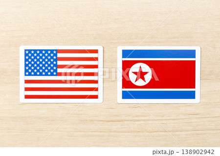 机に置かれたアメリカと北朝鮮の国旗 机に置かれたアメリカと北朝鮮の国旗 138902942