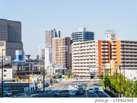 青空の下の都市景観と交差点の道路 138902988