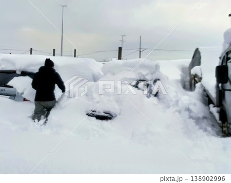 想定外の豪雪、駐車場での雪下ろし作業の風景 想定外の豪雪、駐車場での雪下ろし作業の風景 138902996
