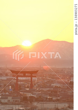 朝日に照らされる弥彦大鳥居と市街地の風景（新潟県弥彦村） 138903271