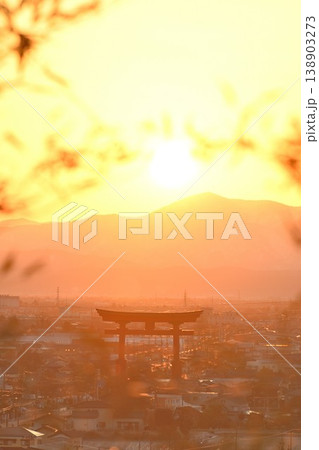 朝日に照らされる弥彦大鳥居と市街地の風景（新潟県弥彦村） 138903273