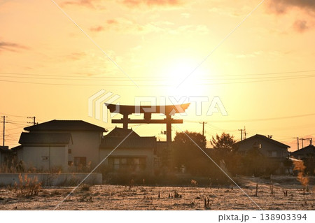 黄金色の空に浮かぶ弥彦大鳥居(新潟県弥彦村) 黄金色の空に浮かぶ弥彦大鳥居(新潟県弥彦村) 138903394