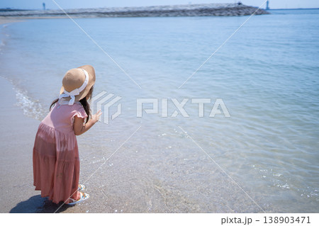 海に向かって叫ぶ子供 海に向かって叫ぶ子供 138903471