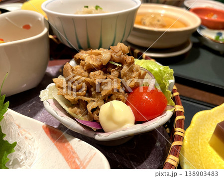 牛肉しぐれ ─ レタスとミニトマト添えの小鉢 138903483