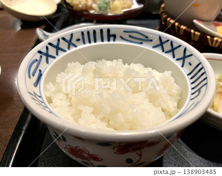 炊きたて白米 ─ 染付け茶碗に盛った艶々ごはん 138903485