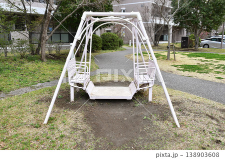 団地内の公園の箱型ブランコ_01 138903608