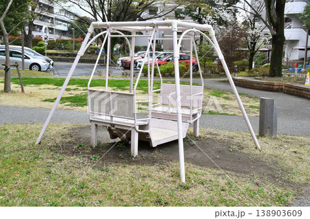 団地内の公園の箱型ブランコ_02 138903609