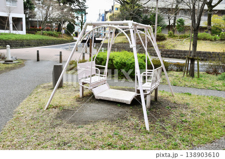 団地内の公園の箱型ブランコ_03 団地内の公園の箱型ブランコ_03 138903610