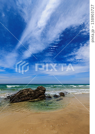 鹿児島・種子島の澄んだ海と岩場、爽やかな青空の海岸景色 138903727