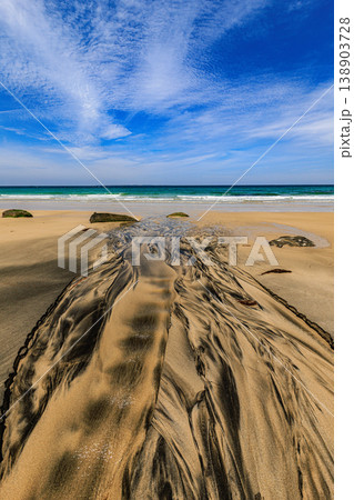 黒い砂鉄の模様が美しい種子島のビーチと青空 138903728
