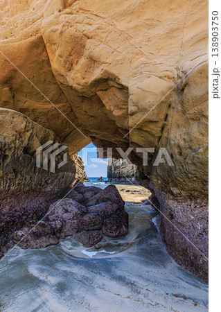 鹿児島県種子島の名所「千座の岩屋」洞窟から望む海景 鹿児島県種子島の名所「千座の岩屋」洞窟から望む海景 138903750