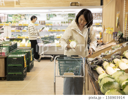 スーパーで買い物をする女性 138903914