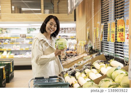 スーパーで買い物をする女性 スーパーで買い物をする女性 138903922