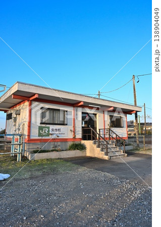 地方路線の小さな駅舎 矢作駅（新潟県弥彦村） 138904049