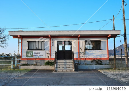 地方路線の小さな駅舎 矢作駅(新潟県弥彦村) 地方路線の小さな駅舎 矢作駅(新潟県弥彦村) 138904059