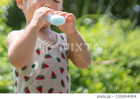 アイスを食べる子供 アイスを食べる子供 138904064