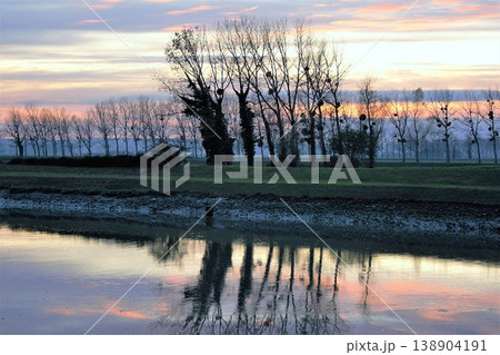 Scenery reflected on the surface of the water at dusk Scenery reflected on the surface of the water at dusk 138904191
