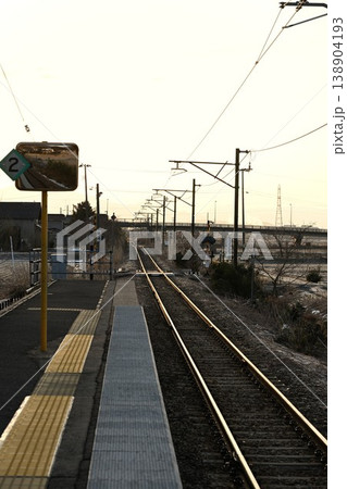 矢作駅ホームから続く弥彦線の線路と山並み(新潟県弥彦村) 矢作駅ホームから続く弥彦線の線路と山並み(新潟県弥彦村) 138904193
