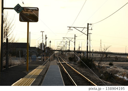 矢作駅ホームから続く弥彦線の線路と山並み(新潟県弥彦村) 矢作駅ホームから続く弥彦線の線路と山並み(新潟県弥彦村) 138904195