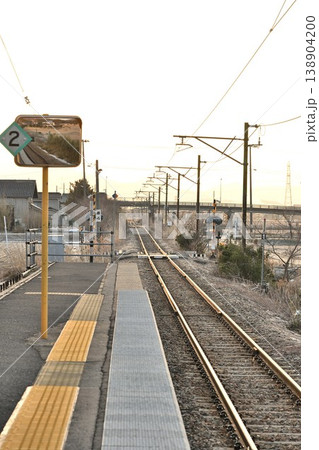 矢作駅ホームから続く弥彦線の線路と山並み(新潟県弥彦村) 矢作駅ホームから続く弥彦線の線路と山並み(新潟県弥彦村) 138904200