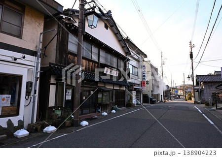 弥彦温泉街の通りと旅館が並ぶ風景（新潟県弥彦村） 138904223