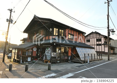 弥彦温泉街の通りと旅館が並ぶ風景（新潟県弥彦村） 138904225