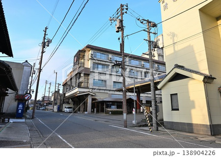 弥彦温泉街の通りと旅館が並ぶ風景（新潟県弥彦村） 138904226