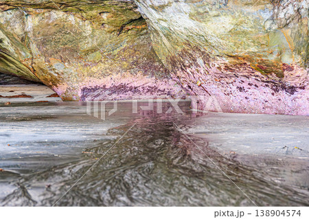 鹿児島県種子島「千座の岩屋」自然が描く岩と砂の美しいテクスチャ 138904574
