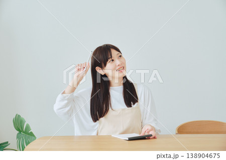 献立のアイデアを思いつく女性 料理や生活のひらめきを表現したシーン 138904675