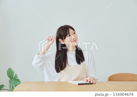 献立のアイデアを思いつく女性 料理や生活のひらめきを表現したシーン 献立のアイデアを思いつく女性 料理や生活のひらめきを表現したシーン 138904676