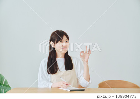 献立をメモする女性 食事準備や日常の計画を立てるシーン 献立をメモする女性 食事準備や日常の計画を立てるシーン 138904775