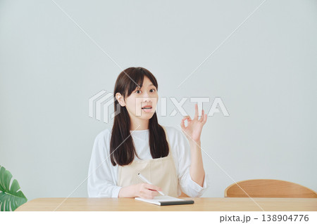 献立をメモする女性 食事準備や日常の計画を立てるシーン 138904776