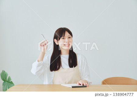 献立をメモする女性 食事準備や日常の計画を立てるシーン 献立をメモする女性 食事準備や日常の計画を立てるシーン 138904777