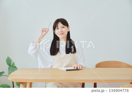 献立をメモする女性 食事準備や日常の計画を立てるシーン 138904778