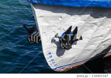Boat bow with twin anchors and draft marks above water Boat bow with twin anchors and draft marks above water 138905387