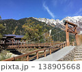 有名観光地の吊り橋と山並み 138905668