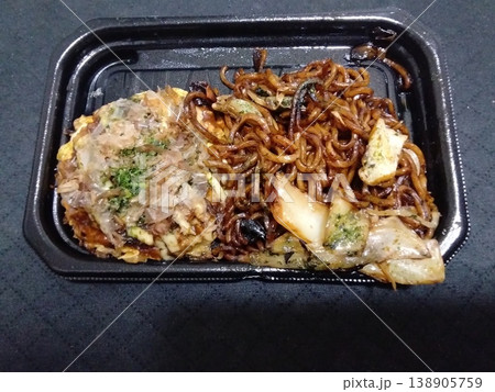 安くて旨い好物のお好み焼き焼きそば弁当 安くて旨い好物のお好み焼き焼きそば弁当 138905759
