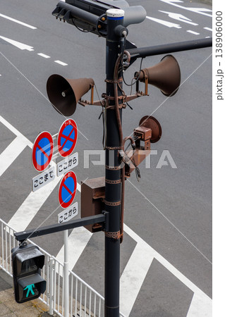 交差点のポールに設置されたスピーカーと歩行者用信号機・道路標識 138906000