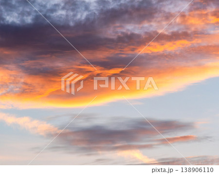 夕焼けに染まる雲 夕焼けに染まる雲 138906110