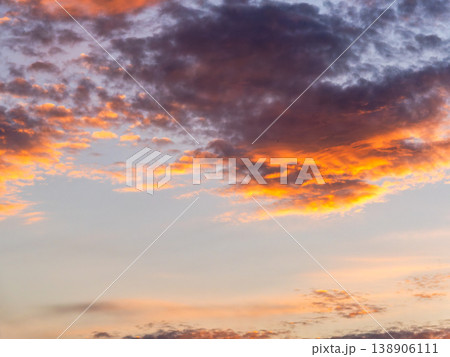 夕焼けに染まる雲 138906111