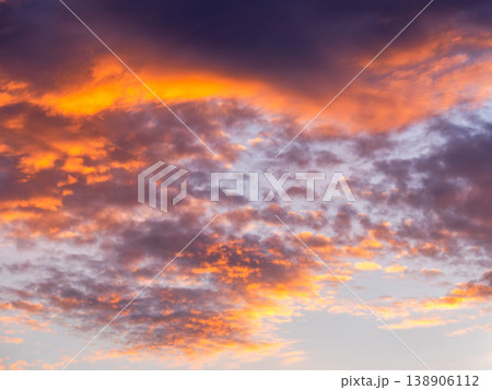 夕焼けに染まる雲 夕焼けに染まる雲 138906112